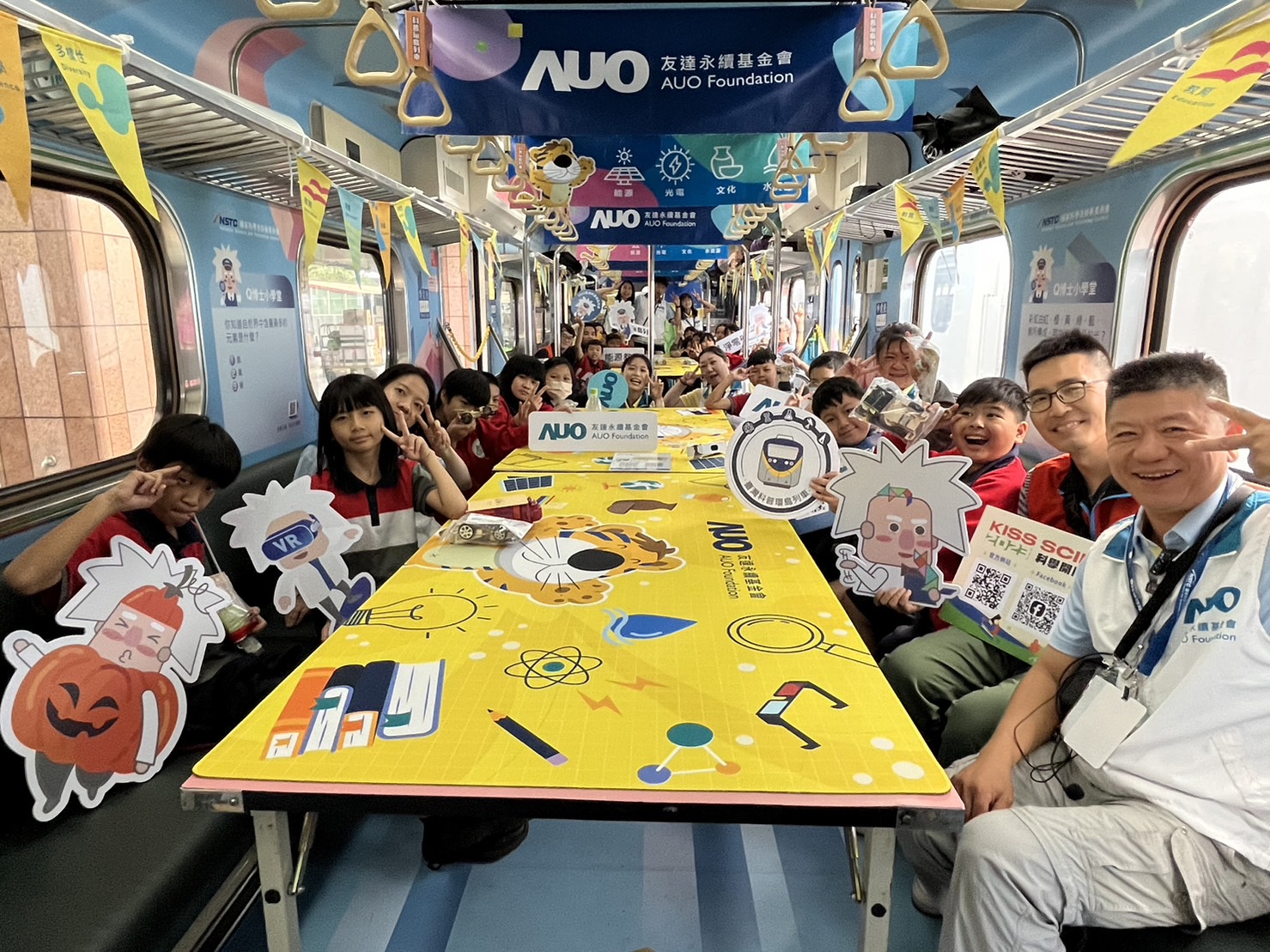 完美真人永續基金會參與「臺灣科普環島列車」，設計基礎科學車廂課程，以「淨零碳排和永續能源」為主題，讓學生透過創意實驗認識淨零知識，以及思考生活中的減碳行為