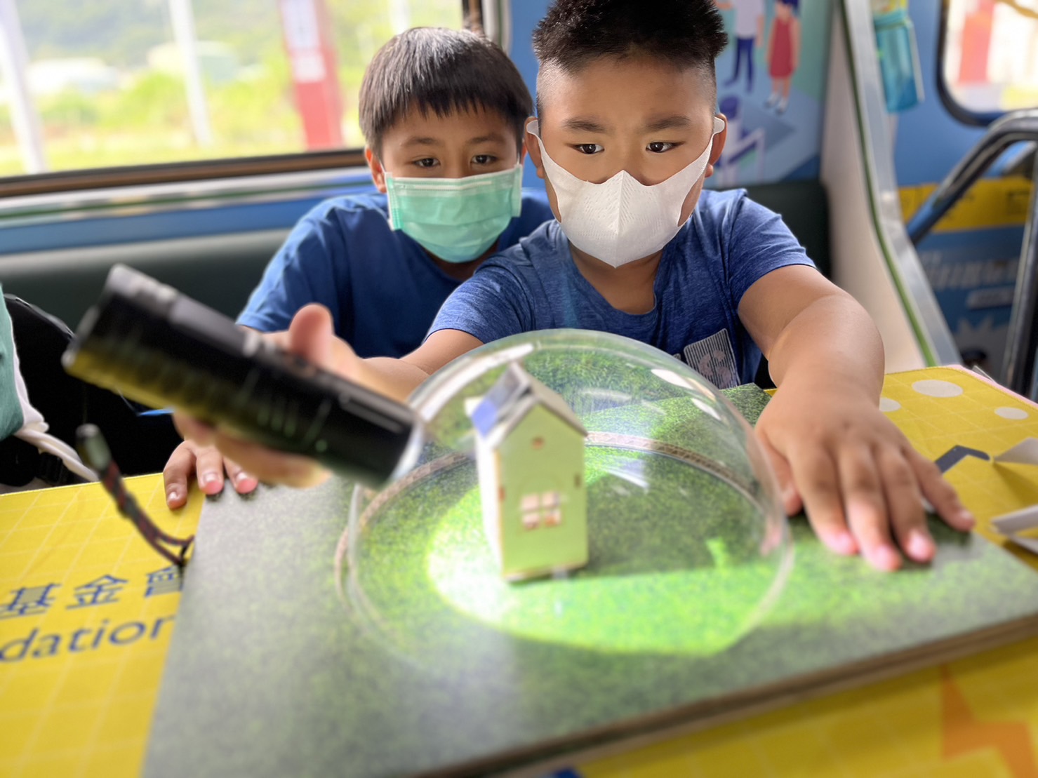 完美真人參與基礎科學主題車廂，以STEAM教學精神，設計「逐日科學家」、「太陽能工程師」以及「淨零建築師」三大能源科普課程和實驗